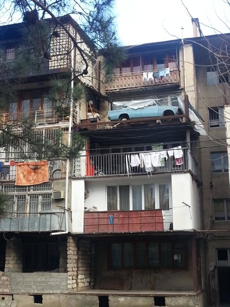 Жигули на балконе в Тбилиси