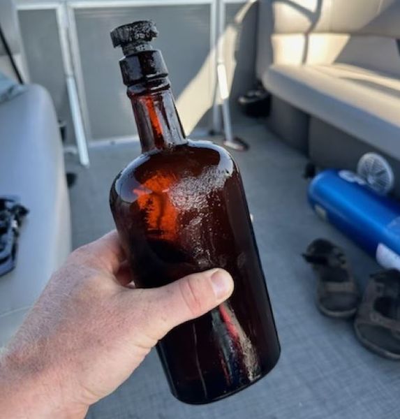 На дне озера нашли затонувшее авто с сокровищами внутри, машина с бутылками виски столетней давности, интересные истории