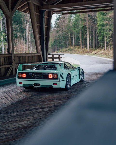Ferrari F40 мятного цвета