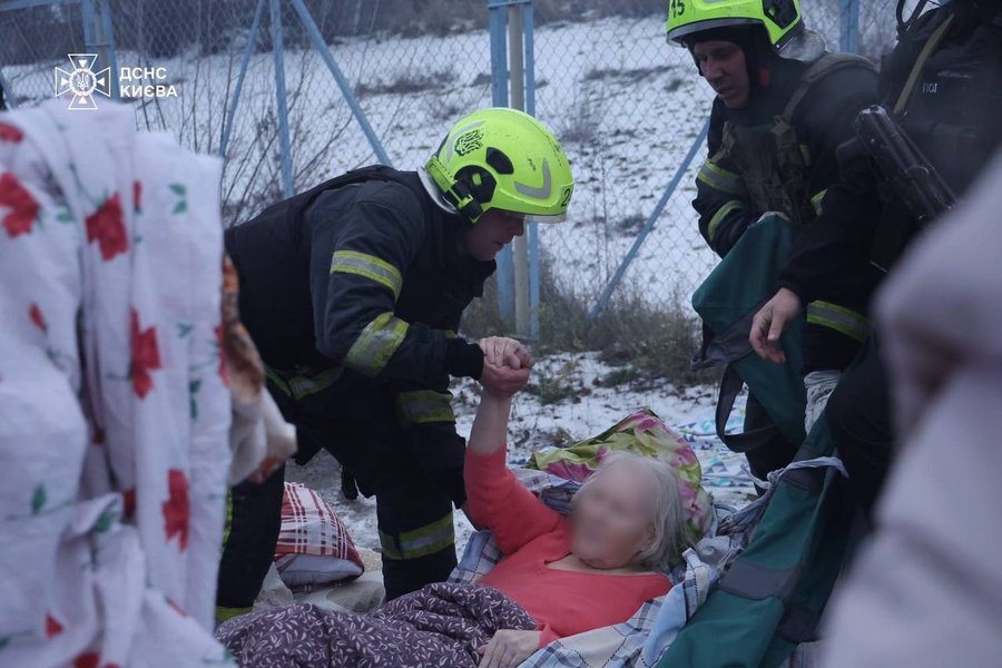 Рятувальники евакуюють поранених