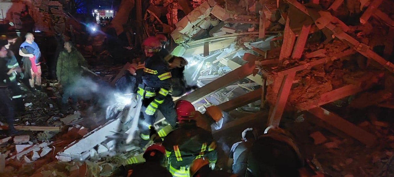 Спасатели, завалы дома в Житомире, авиаудар,