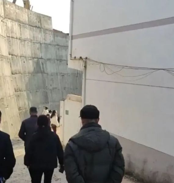 Будинок посеред магістралі, житло, помешкання, цікаві історії, переселення, дивні випадки з життя, Китай