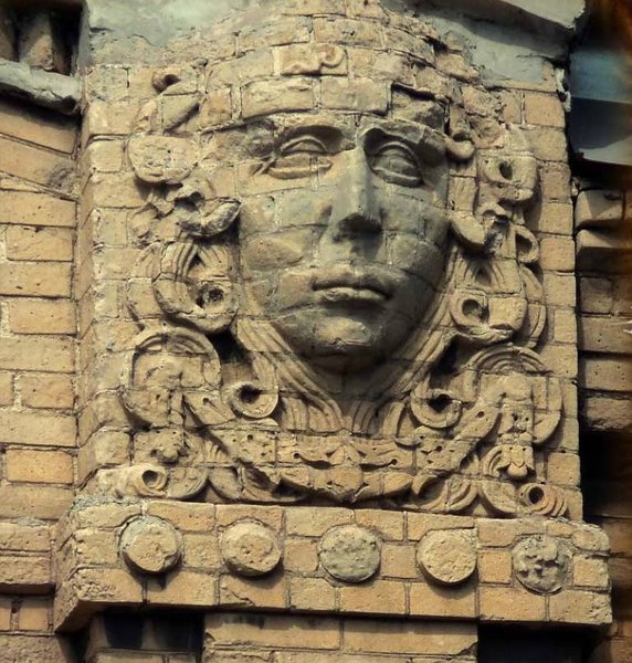 Кирпичные маскароны в Мариуполе