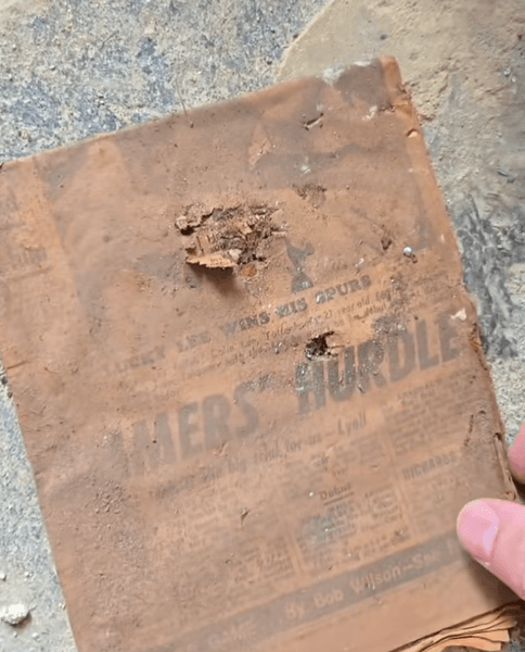 Сантехніки зняли мостини і знайшли старовинний сейф, який зрештою зламали