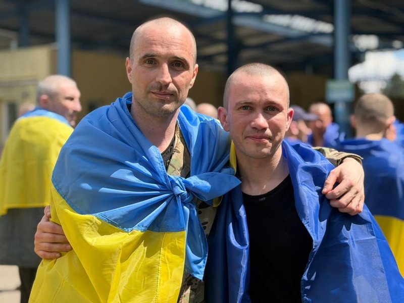 Українські військові повернулися додому з полону