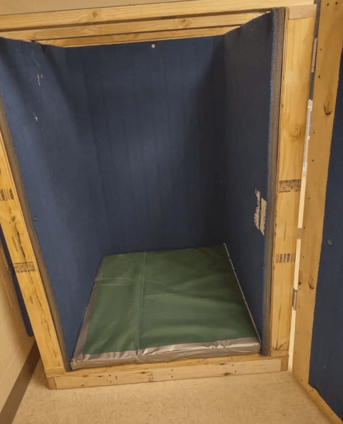 Внутренний вид деревянного ящика с мягким матом внутри, обнаруженного в классе начальной школы