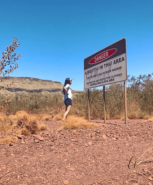 Туристка, заброшенный городе, город-призрак, Виттенум, самый опасный город, темный туризм, город убрали с карт, ядовитая земля