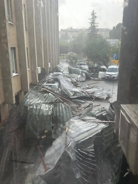У мерії показали фото даху, який зірвало із будівлі адміністрації через негоду.