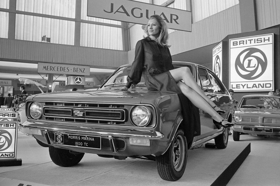 Morris Marina на Парижском автосалоне 1971 года. В сочетании с девушкой-моделью не выглядит "худшим авто в мире", не правда ли?