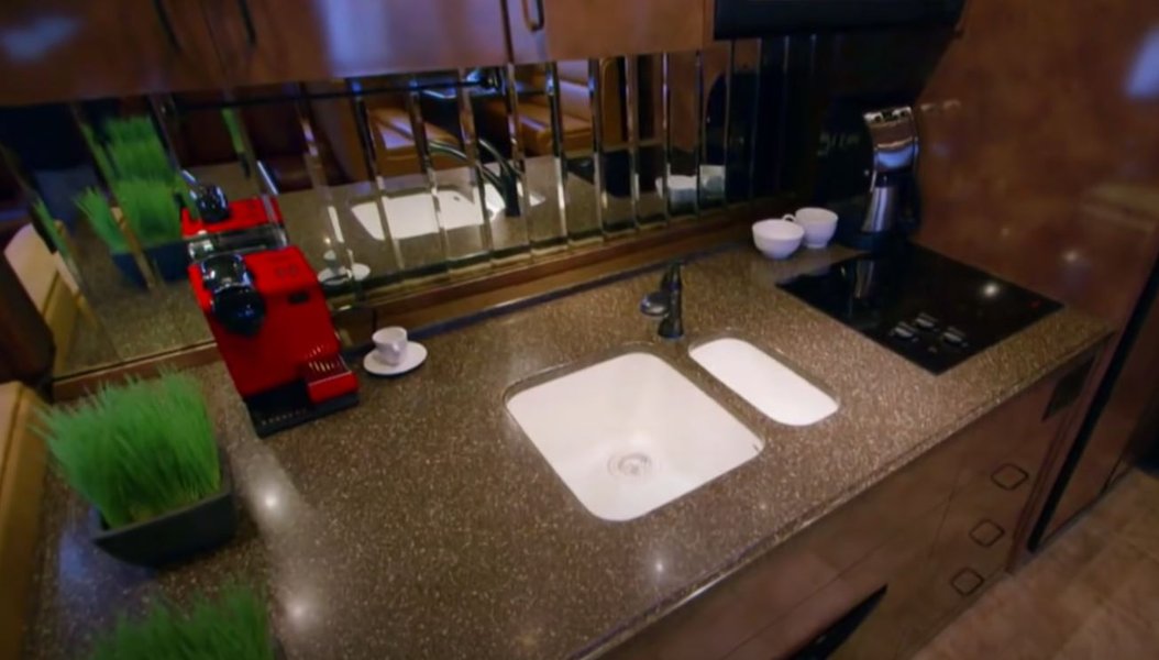 Дом на колесах Брэда Питта, автодом Брэда Питта, дом на колесах, авто Брэда Питта, Брэд Питт