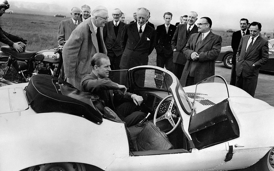 Апрель 1957 года: герцог Эдинбургский знакомится со спорткаром Jaguar XKSS во время визита в штаб-квартиру Исследовательской ассоциации автомобильной промышленности недалеко от Нанитона, Уорикшир