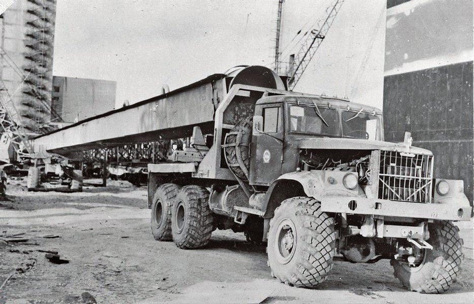 Тягач КрАЗ 255 доставляет очередную силовую балку для строительства саркофага. Отсутствие защиты кабины объясняется, видимо, тем, что машина не работала в наиболее жесткой по излучению 5-километровой зоне от эпицентра взрыва