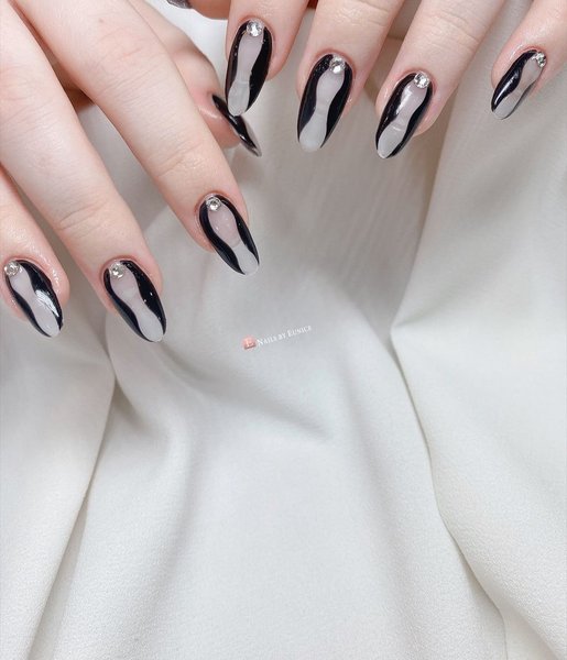 модный маникюр эйфория, модный маникюр, сериал эйфория, алекса деми, мэдди перес, маникюр песочные часы, тренды маникюра 2022