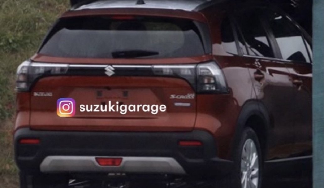 Ліхтарі з'єднані хромованими архітектурними обломами