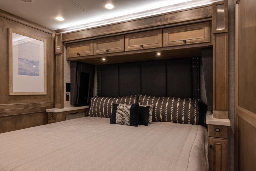 В спальне установили двуспальную кровать