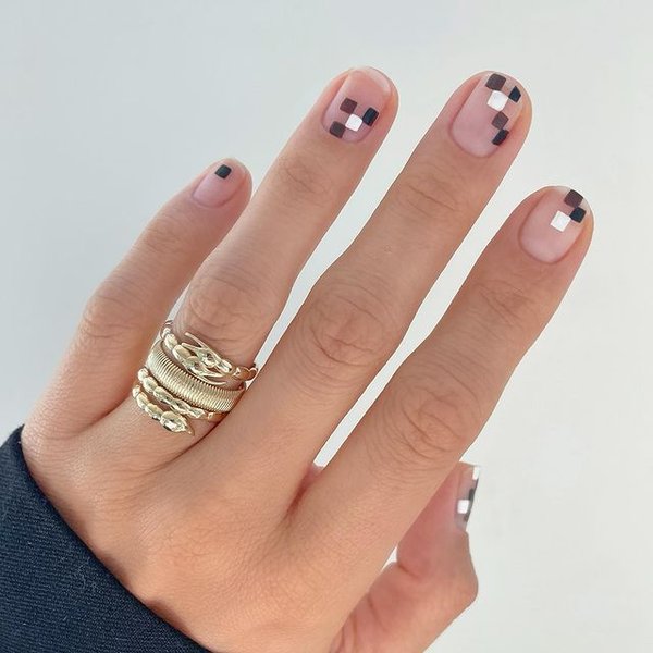 модный маникюр 2021, модные тренды, тренды маникюра, нюдовый маникюр с черно-белыми акцентами
