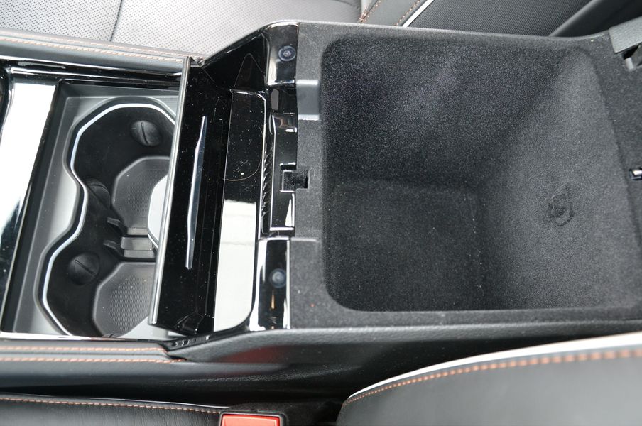 Бокс в подлокотнике довольно вместительный