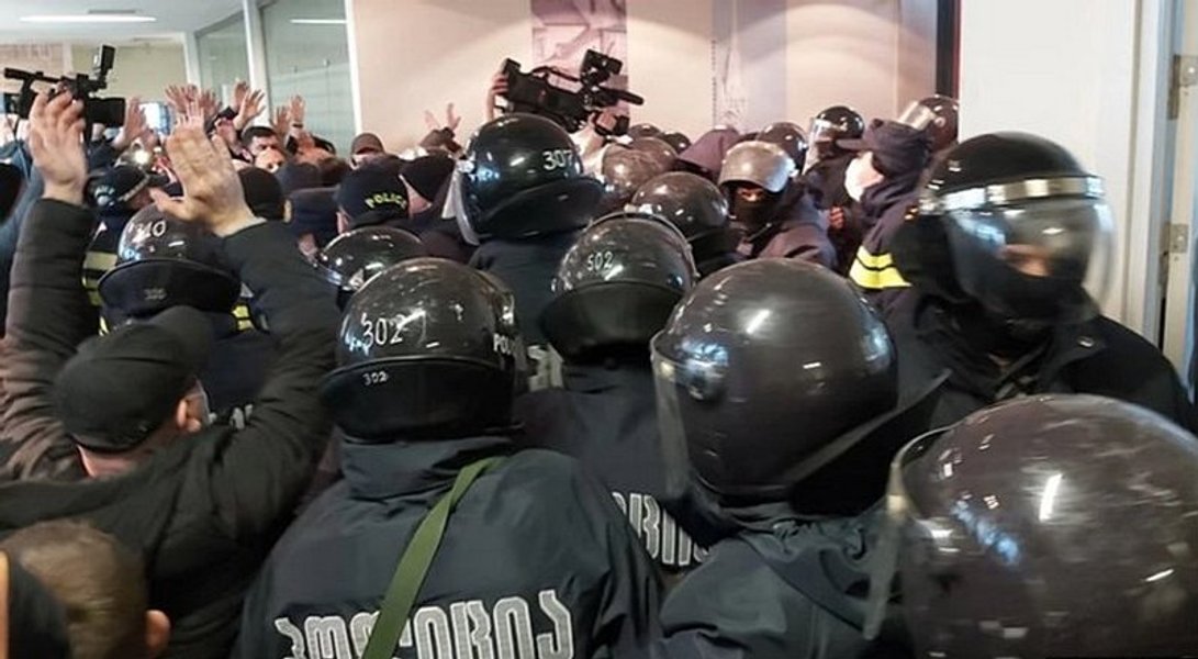 Тбилиси, Грузия, партия Саакашвили, Никанор Мелия, задержание, баррикады