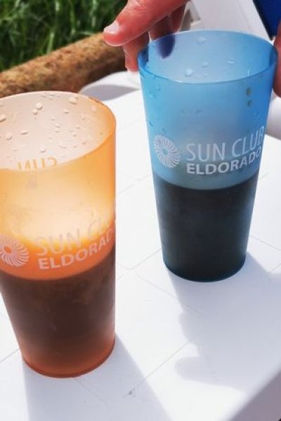 Казано им е да използват една и съща пластмасова чаша за вода, кафе, кола и алкохол.