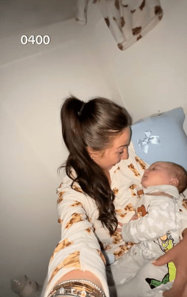 Женщина со своим глухим сыном