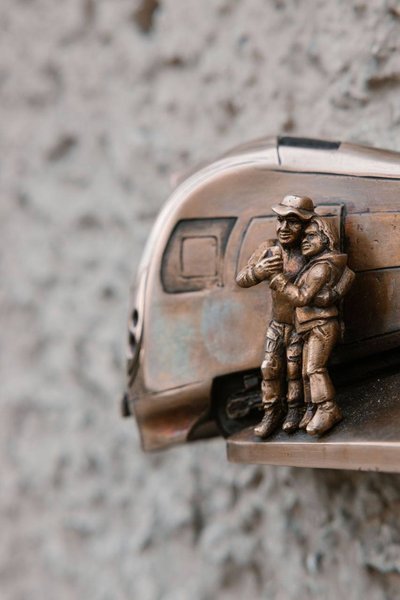 У Києві на вокзалі відкрили бронзову скульптурку "Повернення додому"