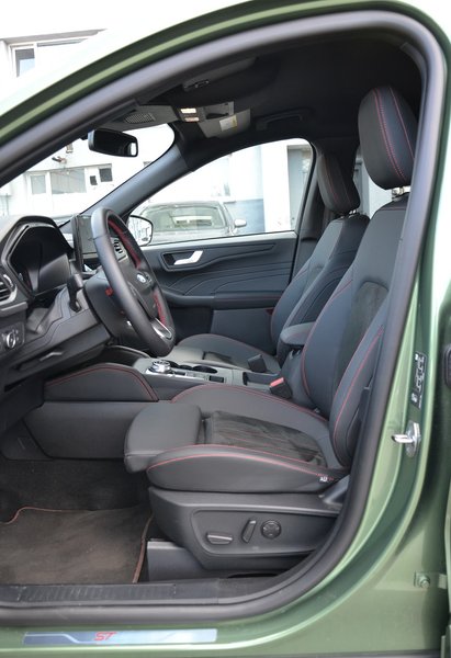 передние сиденья Ford Kuga