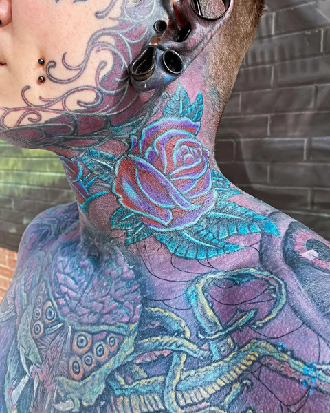 Чоловік покрив своє тіло татуюваннями з ніг до голови, пірсинг, модифікації зовнішності, дивний зовнішній вигляд, фото, курйози