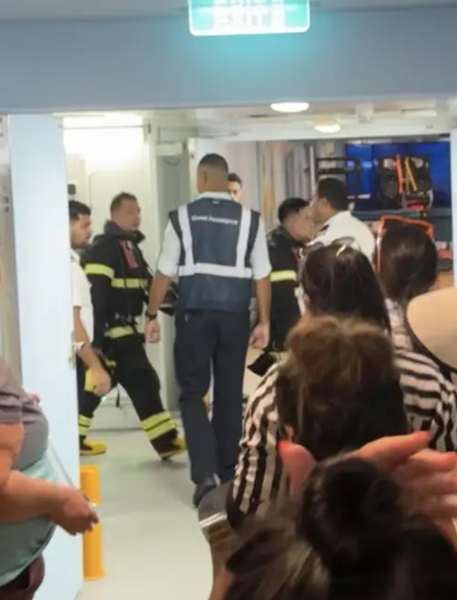 Загорелся крупнейший в мире круизный лайнер Icon of the Seas, причина пожара, что произошло, инцидент на судне, паника, видео, туризм