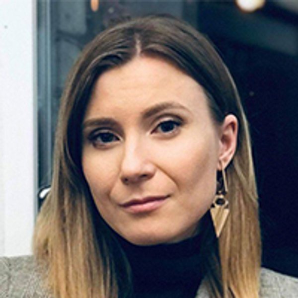 
 "Мы не первый сезон наблюдаем тренд на плащи из винила и пластика. Их лучше всего носить в дождливый сезон
 

Юлия Цыганенко
стилист

