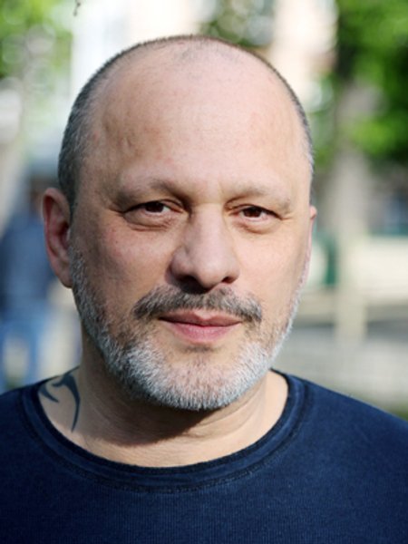 

Зураб Аласания: "Я считаю, что достойно делаю свою работу, мне не стыдно за то, что не защищал страну там, я делаю это здесь. Фу. Извините, ненавижу пафос"
