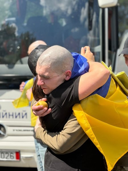 Українські військові повернулися додому з полону