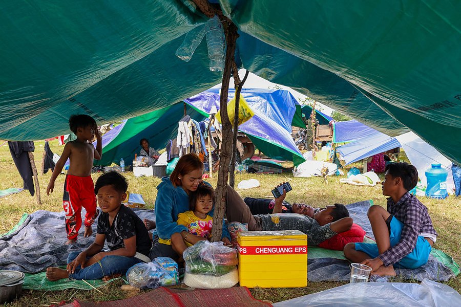 Близько 300 тисяч людей по обидва боки кордону змушені були евакуюватися. Біженців розмістили в наметових містечках або просто в храмах