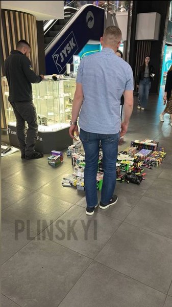 У Києві 12 травня правоохоронці проводять масштабні обшуки у торговельних центрах та точках продажу електронних сигарет