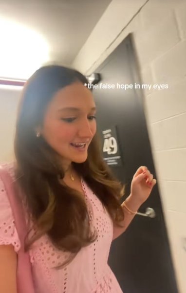 дівчина ліфт жк