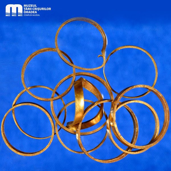 золотые кольца, синий фон, фото