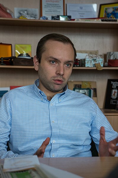 

Александр Перцовский: "У азиатов просто дикая работоспособность. В Сингапуре есть даже государственная программа — Blue Sky, которая заключается в том, чтобы люди хотя бы раз в неделю выходили из офисов, пока еще светло"
