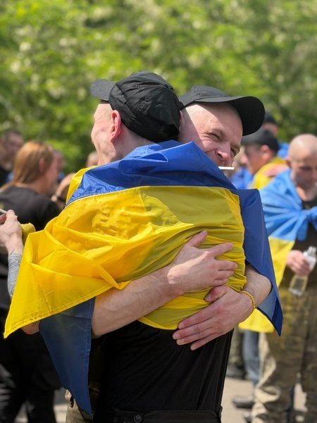 Українські військові повернулися додому з полону