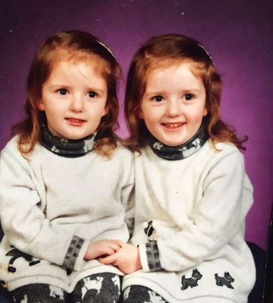 Сестры близняшки