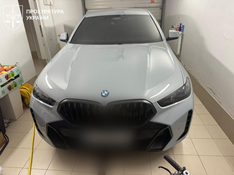 Обыски в Нацполиции — машина BMW