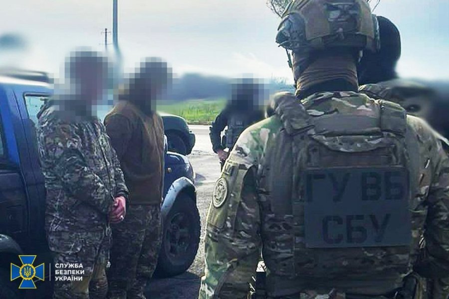 СБУ задържа двама войници
