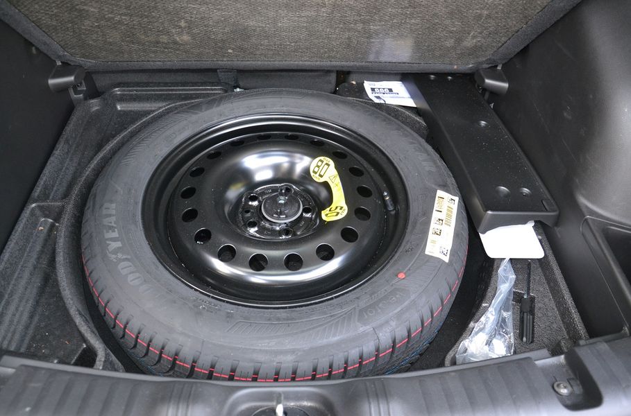 Под полом спрятана запаска-докатка