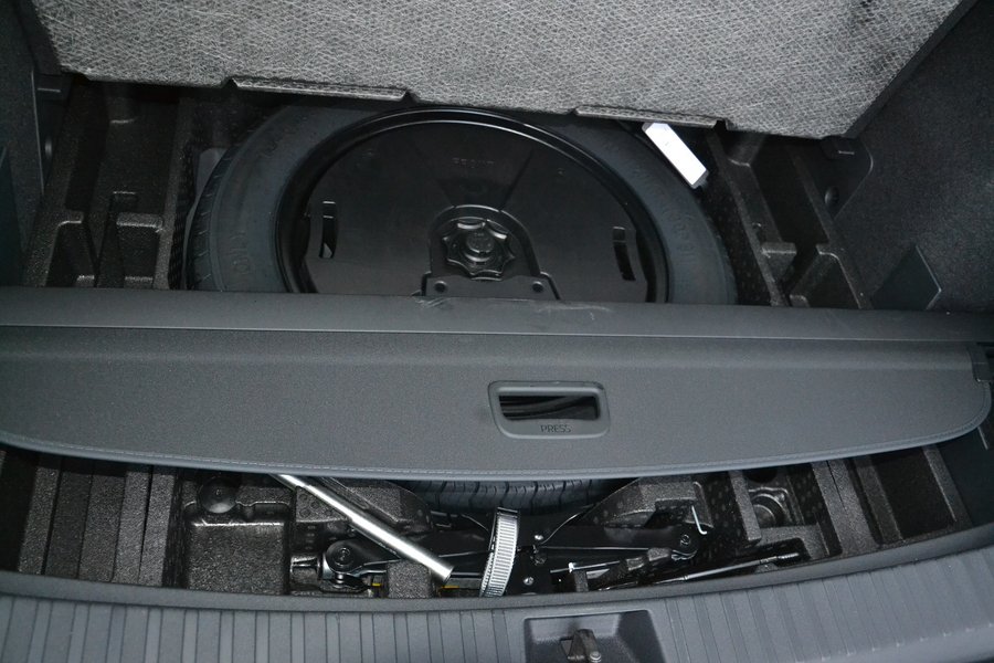 Під підлогою є не лише запаска, але й місце для шторки