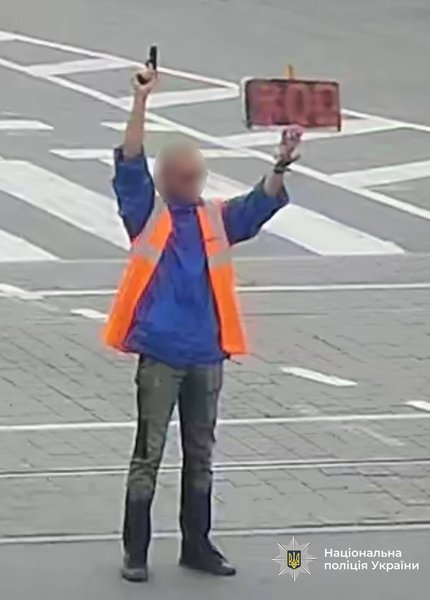 Чоловік з пістолетом зупиняв водіїв у хвилину мовчання на перехресті у Вінниці