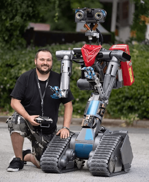 Чоловік пішов із роботом у бар, створив робота в гаражі, робот, Джонні 5, копія робота з фільму, виставка, робот у барі