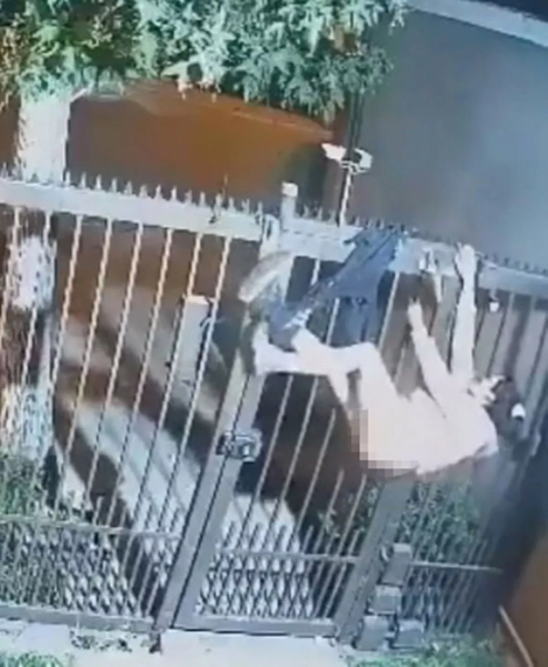 Разбойник, жена останала без панталони Грабител, жена останала без панталони, искала да открадне кола, оставени дрехи на оградата, висят на оградата