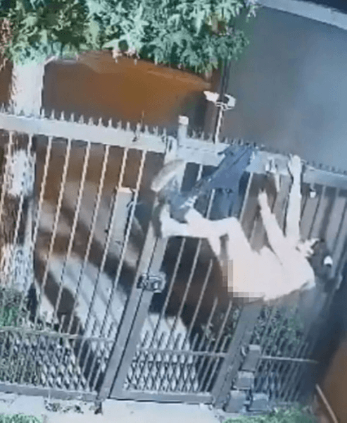 Грабительница, женщина осталась без штанов, хотела угнать автомобиль, одежда осталась на заборе, повисла на заборе