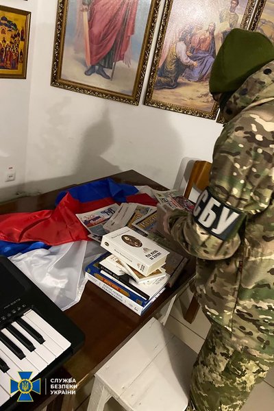СБУ виявила російські прапори та склади окупантів у храмах УПЦ МП
