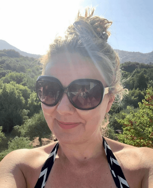 Женщине сделали операцию во время отпуска в Греции, которая изменила ее жизнь