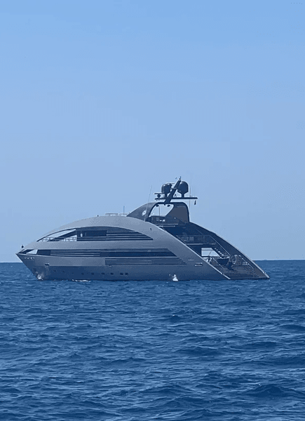 Мистериозен гигантски кораб в морето Необичайна форма на плавателен съд, заснета от очевидец в ясен ден в морето