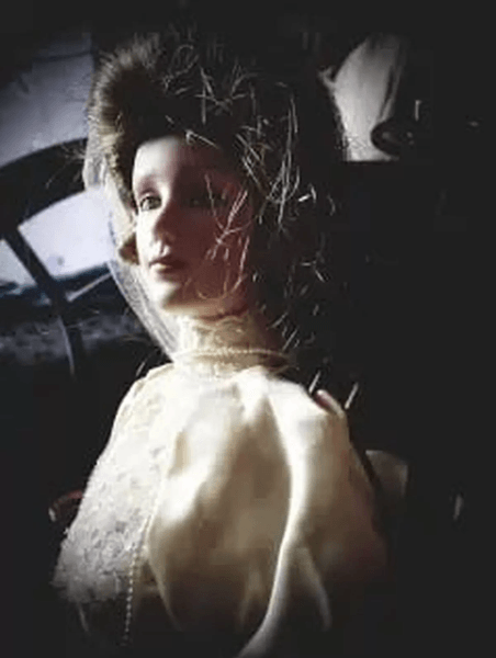 Кукла одержимая привидением, кукла, игрушка, зловещая игрушка, кукла нападает на мужчин, кукла одержимая невестой,